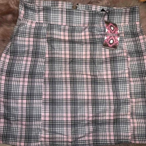  - Kjol från boohoo i strl 10 men liten i strl, knäppen på sidorna/baksidan samt dragkedja. Ganska kort kjol, aldrig använd endast testad    Frakt: 20kr