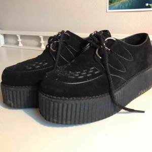  - Creepers i storlek 38, men passar väl en 39!  Nyköpta och använda två gånger. Lite småslitage på framsidan av sulan, men i övrigt gott skick.