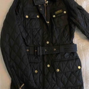 Barbour jacka  - Svart barbour jacka, nytt skick. Passar både xs och s i storlek. Använd fåtal gånger, köpt i höstat. 