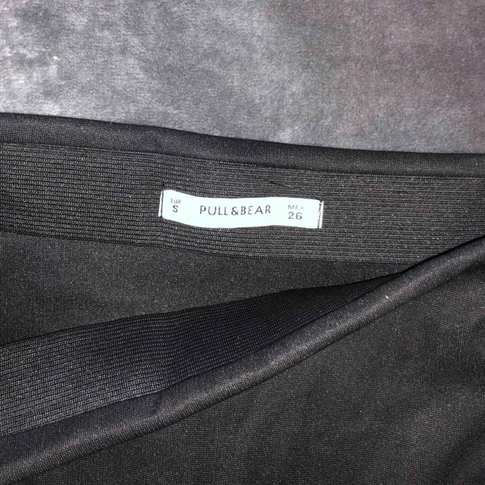 En snygg svart kjol från Bull & Bear. Säljer den eftersom jag inte använt den 👍🏼. Kjolar.