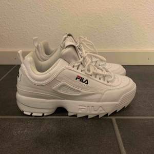 Fila skor storlek 39, använda 1 gång. Nypris 1200kr nu 750kr, absolut i ny skick 