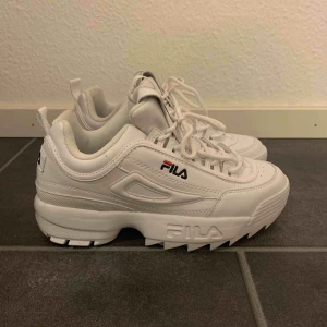  - Fila skor storlek 39, använda 1 gång. Nypris 1200kr nu 750kr, absolut i ny skick 