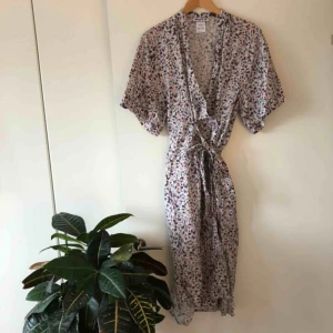  - Sparsamt använd wrapdress i bomull från Hope. Köpt för bröllop, men fungerar precis lika bra (om inte bättre) till stand eller på stan.