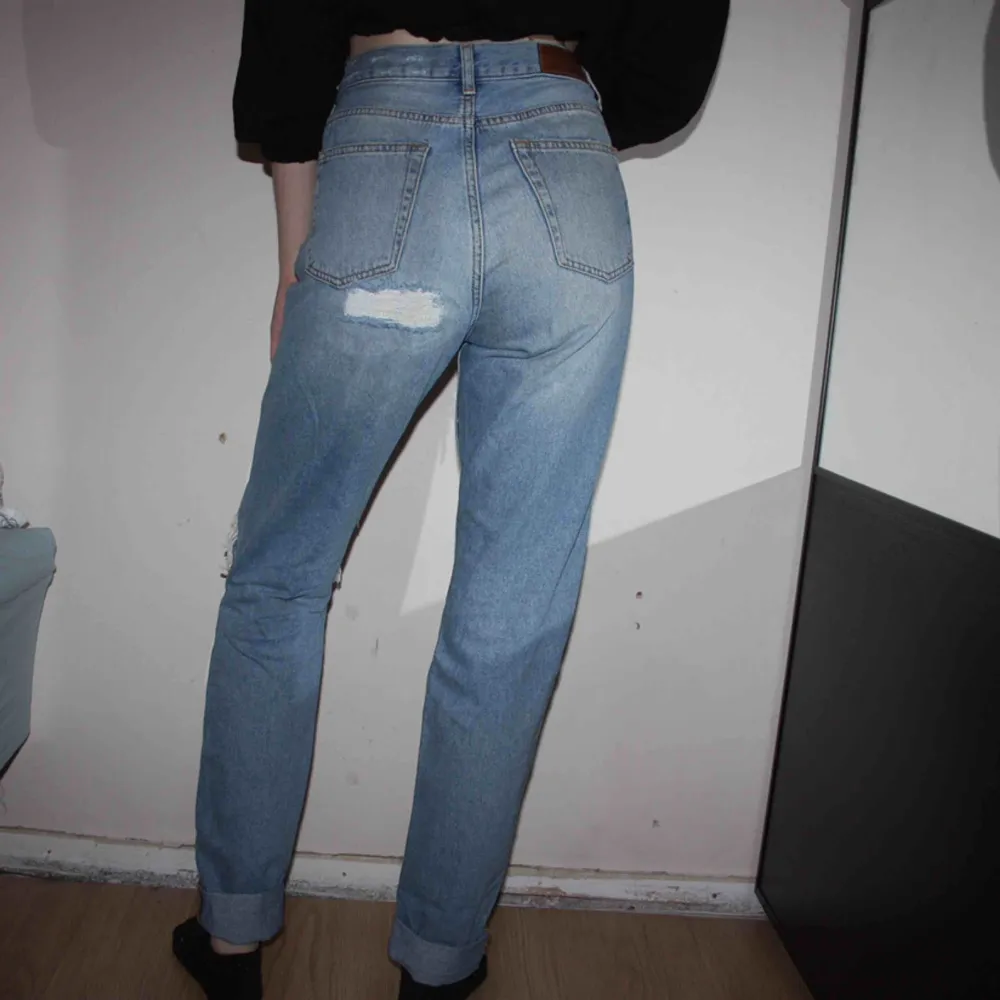 Girlfriend ”Trash 51” jeans från BIKBOK. Storlek XS. Använd ett fåtal gånger. Högmidjade.  Frakt kostar 79kr, postnords blåa kuvert.. Jeans & Byxor.