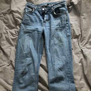 Säljer mina blå weekday jeans modell ”way”. Har använt antal gånger, några äppelfläckar på jeansen men blecks bort med tiden tvättat 4-5 gånger😋