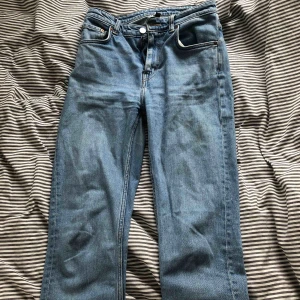  - Säljer mina blå weekday jeans modell ”way”. Har använt antal gånger, några äppelfläckar på jeansen men blecks bort med tiden tvättat 4-5 gånger😋