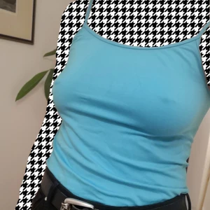  - Blått linne i stretchigt material!!! Väldigt skön att ha på sig. Köparen står för frakt:)