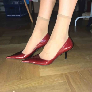  - Supersnygga, supercoola, mörkröda lackskor!  Made in Italy! 