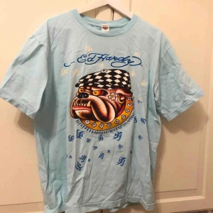  - sjuk ed hardy t-shirt!!! strl XL men sitter som M. köparen står för frakt.