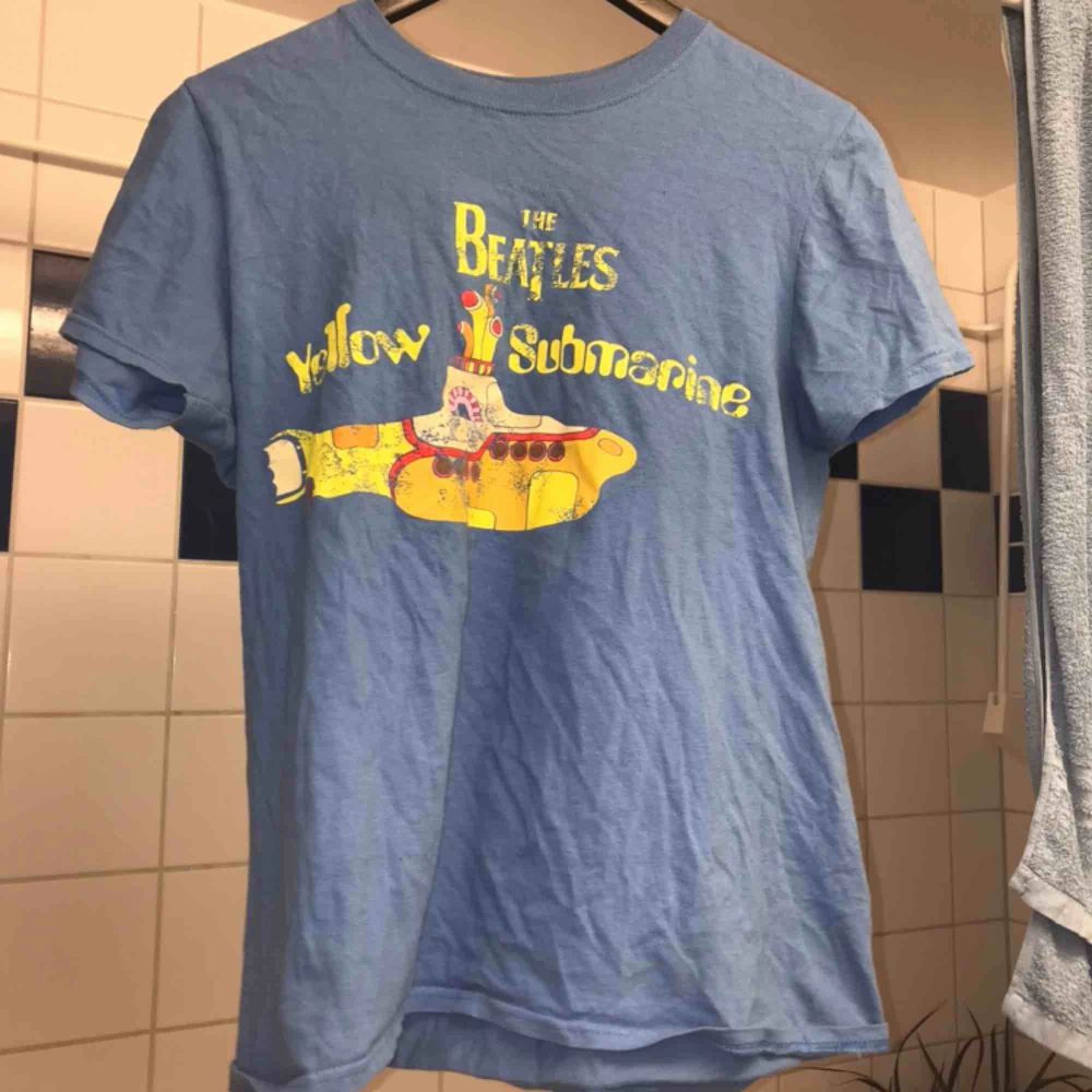 Jätte snygg Beatles t-shirt! Köparen står för frakten💕 det står S men jag är M. T-shirts.