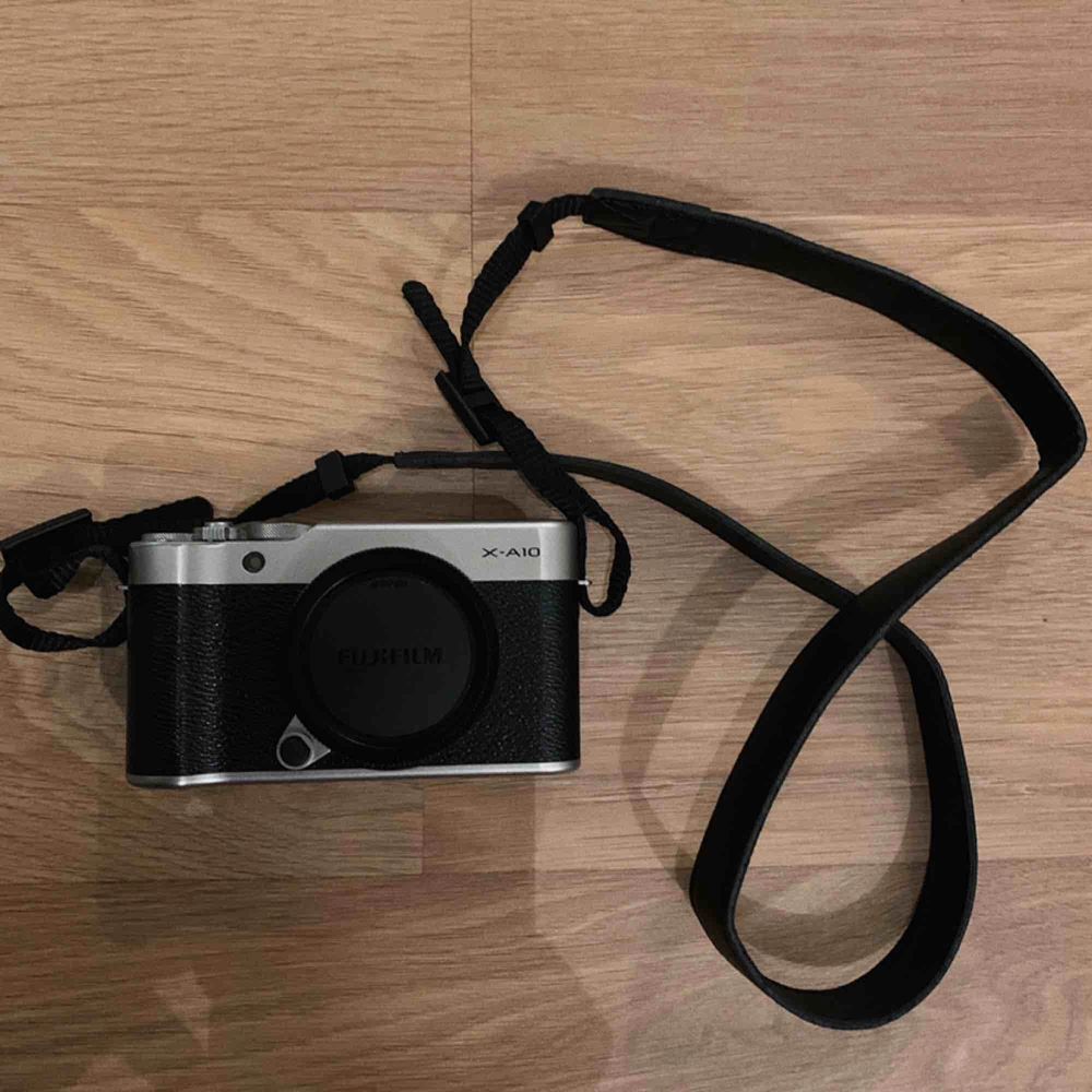 Fujifilm x-a10 kamerahus svart ,följer med en batteri , laddare och objektiv | Den är i mkt fint skick & allt fungerar precis som det ska | Säljer pga ingen användning längre | DM om ni vill ha mer information | frifrakt. Övrigt.