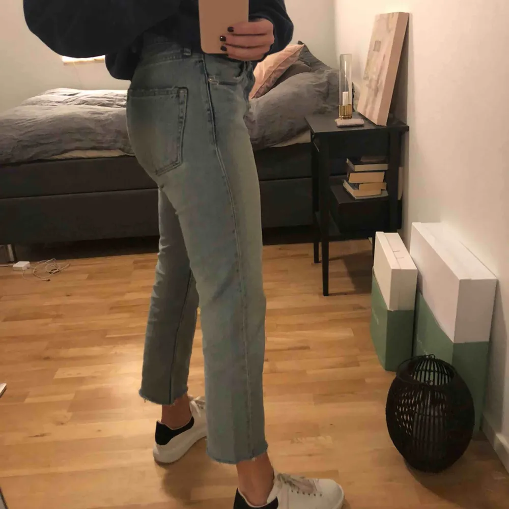 Jeans från Zara, fint skick. Storlek 36, är själv 170 cm lång. . Jeans & Byxor.