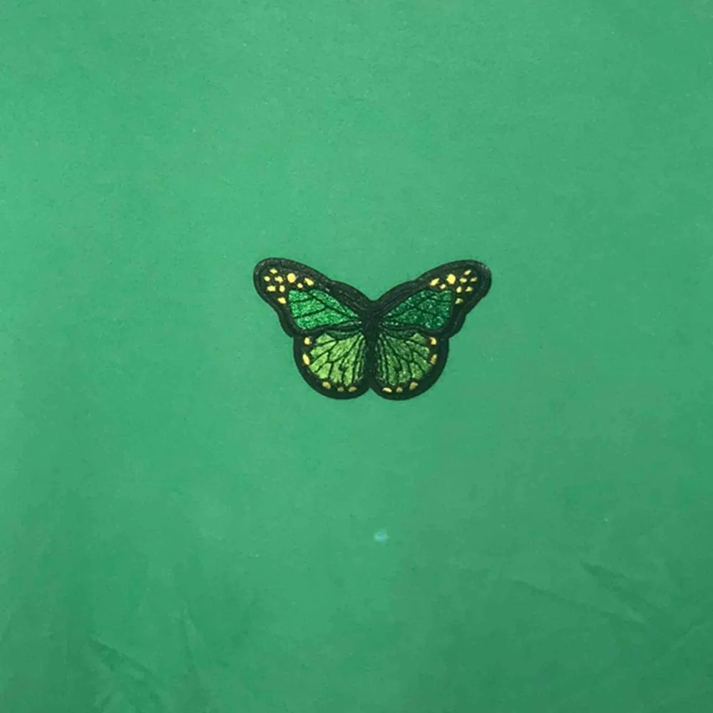 Fin grön t-shirt med en grön fjäril på bröstet. Frakt ingår ej💓. T-shirts.