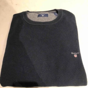  - En härligt Gant tröja i mörkblå. Ganska använd men är ändå fräsch. Storleken är L i kids så skulle säga s - m för äldre. Litet hål vid armvecket men inget man riktigt tänker på. Kunden står för frakten :)