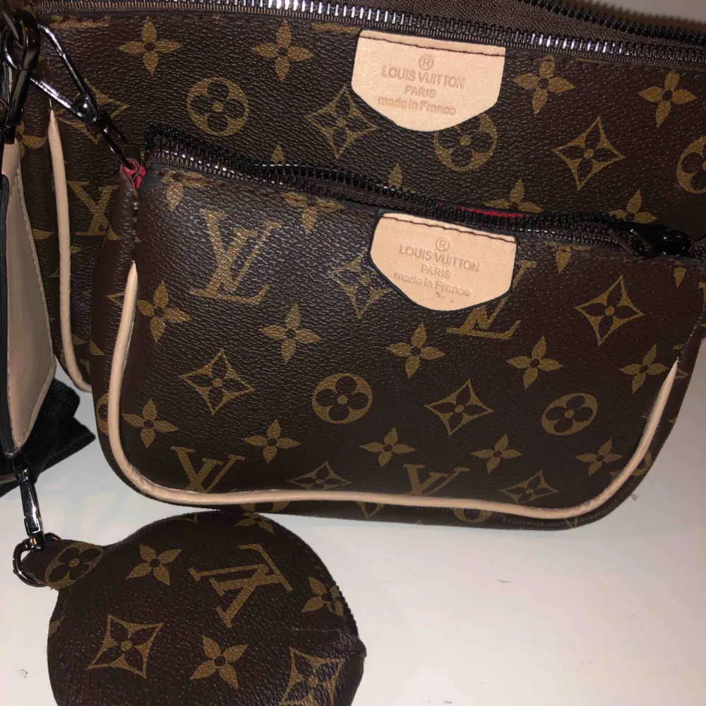Louis Vuitton väskor , fräscha, ej äkta  SET: 300kr. Den runda lilla medföljer inte  . Väskor.