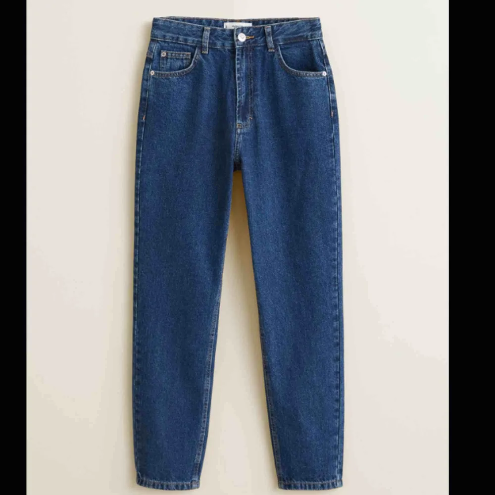 mörka mom jeans från mango. sparsamt använda. köparen står för frakt. Jeans & Byxor.
