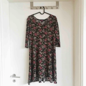  - Älskar denna klänningen! Men använder den aldrig.. den är som ny. Väldigt fint och skönt material. Går ner till halva låren på mig som är 174cm 🙂