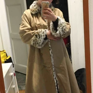  - OTROLIG kappa!! Perfekt till denna årstid. 💘💘 I gott skick förutom en av fickorna inuti är trasig.