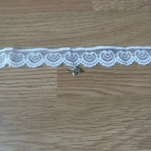  - Choker i vitt tyg med vingar