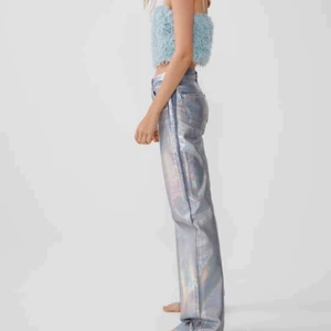  - Eftertraktade zara jeans i storlek 32, men skulle säga passar en 34 också. De är i nyskick då de endast är använda två gånger. De är verkligen hur balla som helst!  Skriv bud! 