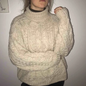  - En lite större M och stickad polotröja från HM. Den är väl använd men i fint skick🥰 Frakt: 100kr