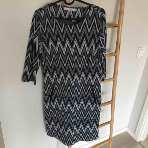  - Klänning i lite tjockare tyg  Mörkblå botten  Från fransa  I mycket fint skick  Frakt tillkommer 