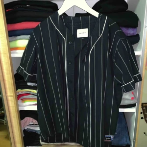  - Nice baseball skjorta använd endast vid ett tillfälle. Vailent, köpt på Carlings. 