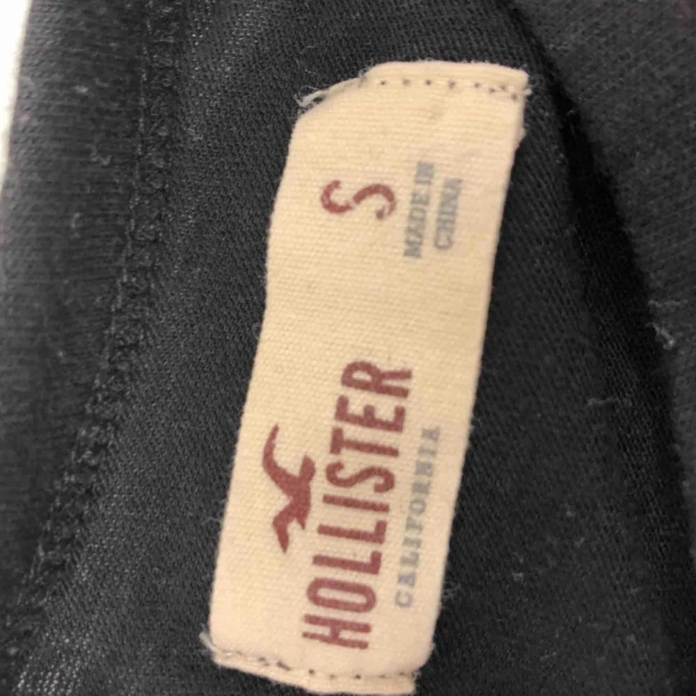 Tröja från Hollister st S   Tycket är mjukt vilket har gjort att det fastat svart ludd från tröjan, inget man tänker på Köparen står för frakten:). Toppar.