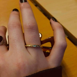  - Sjukt ball och simpel ring. Jag brukar använda den som komplement till större ringar! 