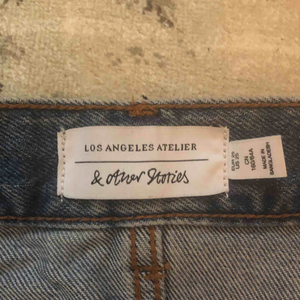 Snygga jeans Är seriöst aldrig använda  Dock så köpte jag dem för ungefär 2år sedan men frf sjukt snygga  Säljer pga korta i benen (jag är 1.80). Jeans & Byxor.