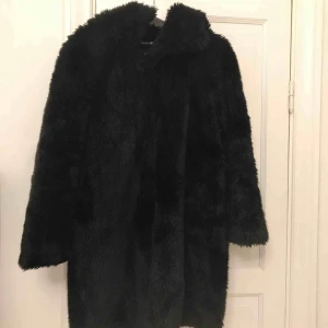  - Varm, lång fuskpälsjacka från Monki.  Flera år gammal och väl använd! 
