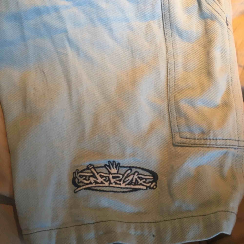 ljusblå baggy trekvarts shorts med mörkare sömmar, 6 st stora rymliga fickor . Shorts.