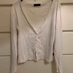  - Vit kofta från Vero Moda. Passar storlek S-M. Koftan går att ha öppen eller knäppt. Frakt kostar 44 kr, köpare betalar. 