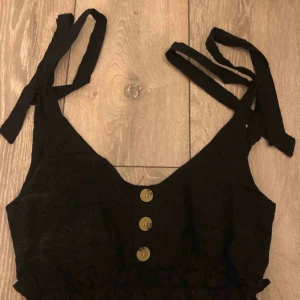  - topp med knytning på axlarna