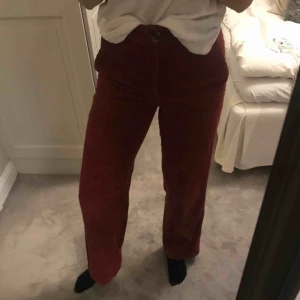  - Supersköna mörkröda manchesterbyxor från Zara. Jag är ca 171 så ni har något att utgå ifrån när det kommer till längden. Säljer pga använder ej. Fraktar eller möts upp i Stockholm