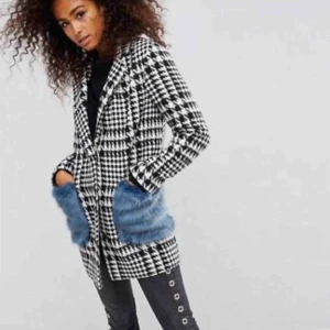  - Snygg kappa från asos som är inprincip oanvänd ny pris 1000kr