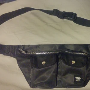  - Midjeväska/ magväska från Wood Wood. Aldrig använd pga felköp. Köpt för 1200, säljer för 800 då den aldrig är använd :) Möts upp i / runt Stockholm. 