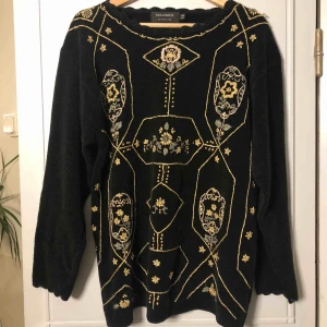  - Oversize tjockare tröja. Jag är 170cm (vanligtvis en strl S/M) och den täcker precis rö**n. Har tidigare matchat till cykelbyxor och lårhöga strumpor. Supermjuk!  Kan mötas upp i Stockholm, Västerås och Uppsala. Betalning sker när vi ses✌🏼