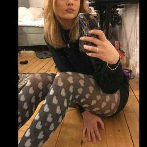  - supercute tights som jag har köpt här på plick men som inte kommer till användning!! Hela & bra skick! Frakt tillkommer🖤 