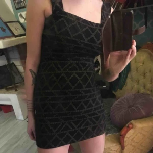  - Kort svart klänning med mönster från HM. Fint skick! 