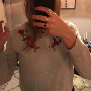  - Söt tröja med lite blommor🌹köparen står för frakten🥰