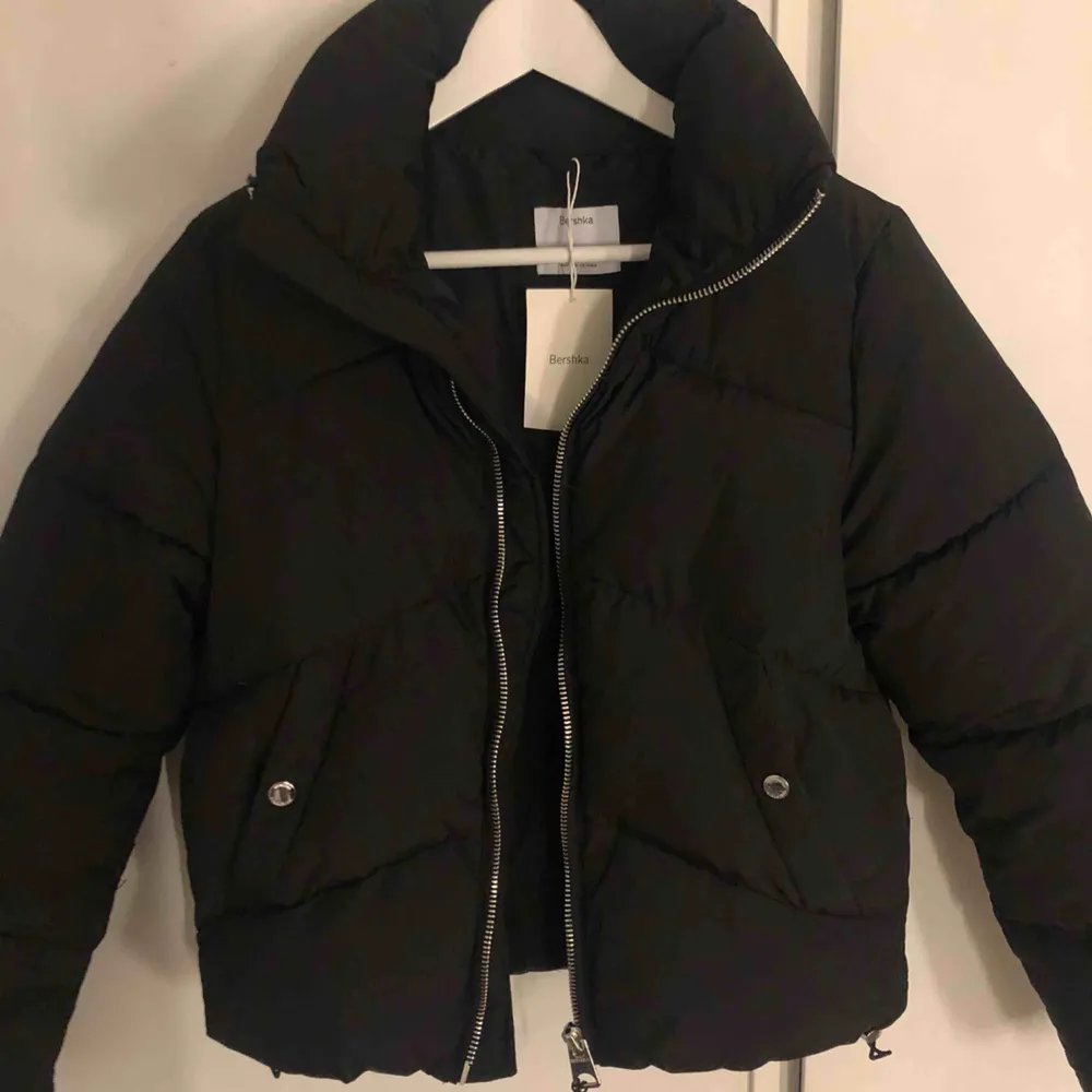 Helt ny, oanvänd svart puffer jacka från asos, bershka. Säljer då den var fel storlek för mig. Ord. Pris 420:-.  Kan mötas upp i Kalmar. Frakt tillkommer annars. Hör av dig vid frågor eller intresse!. Jackor.