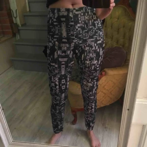  - Superfina velourleggings från MONKI. Använda sparsamt och i fint skick. Snyggt mönster. Nypris 300 kr. Hög midja