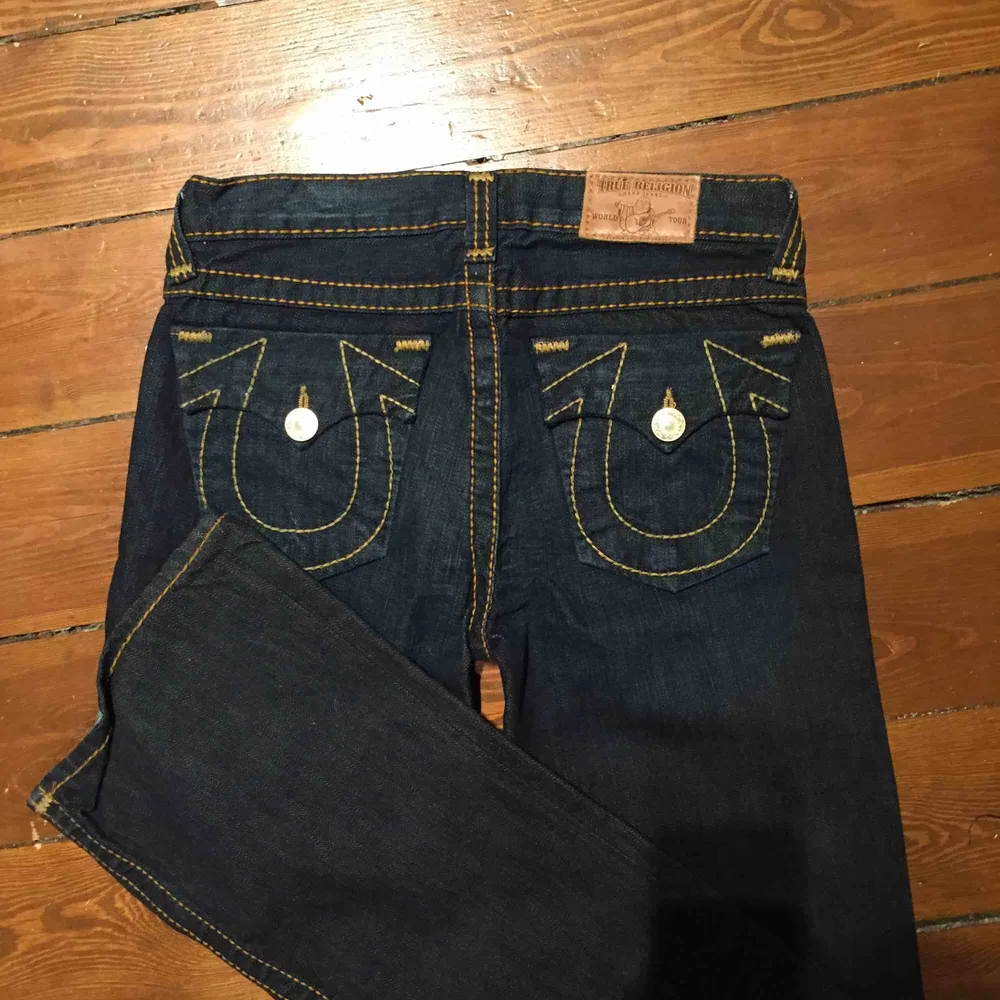 skitnajs true religion byxor, väldigt utsvängda men tyvärr för små för mig :(. Jeans & Byxor.