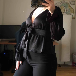  - Svart blus ifrån Bik Bok