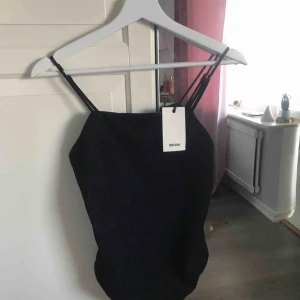  - Supersnygg svart glittrig body från Bikbok! Aldrig använd och har lappen kvar, perfekt till nyår!😍