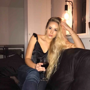  - Romantiskt topp i svart satin. Djup v-ringning framtill och volanger längst axlarna. Justerbara axelband. Använd vid ett enstaka tillfälle. Köparen står för frakten🌛✨