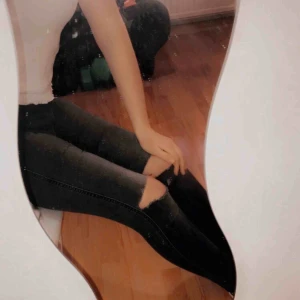  - Gråsvarta högmidjade jeans med hål på knäna från H&M Väldigt stretchiga och sköna  129kr inkl frakten   