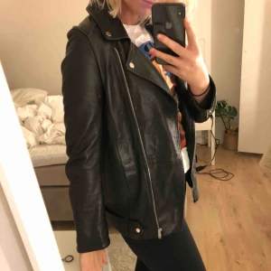  - Oversize skinnjacka från zara storlek s