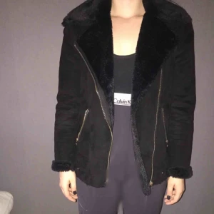  - Säljer min fodrade jacka pågrund av att den inte passar mig längre, den är supervarm och riktigt sylish för vintern/våren